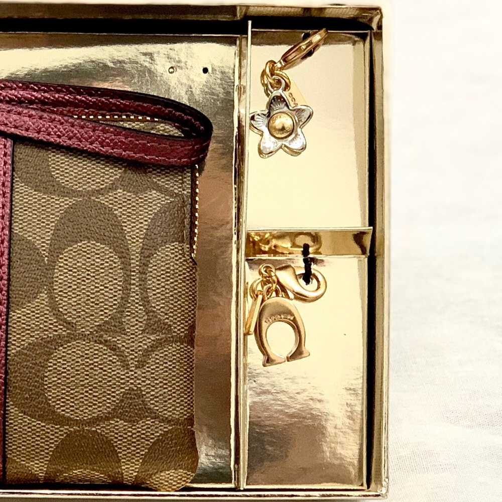 NWTπ Coach Boxed Corner Zip Wristlet w/ Charms - Picture 4 of 4
